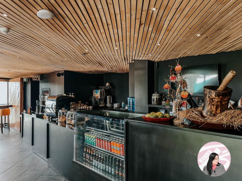 black restaurant counter with the wooden ceiling of g1 lodge design hotel